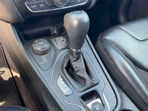 Used 2019 Jeep Cherokee Latitude Plus image 27