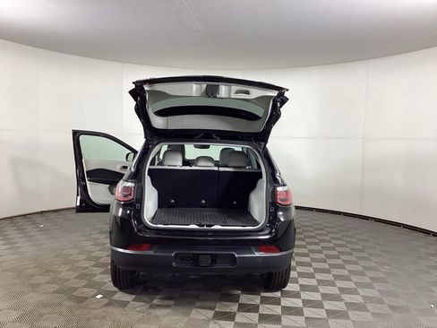 Used 2018 Jeep Compass Latitude w/ Popular Equipment Group image 32