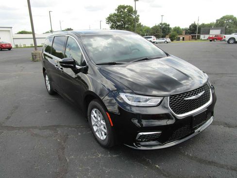 New 2026 Chrysler Pacifica Select FWD image 3