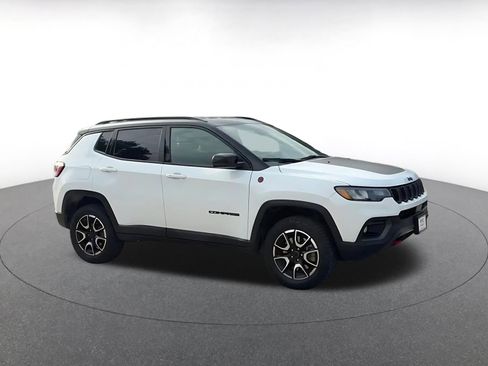 Used 2025 Jeep Compass Trailhawk AWD/4WD image 2