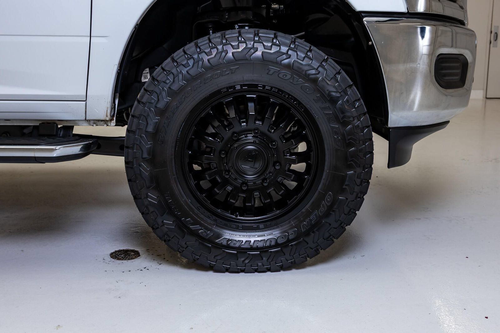 Used 2024 RAM 3500 Tradesman w/ Chrome Appearance Group AWD/4WD image 12