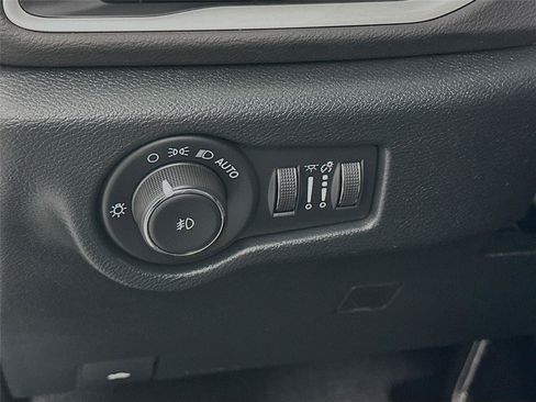 Used 2025 Chrysler Pacifica Select FWD image 14