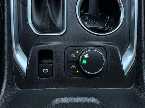 Used 2022 Chevrolet Traverse LT image 16