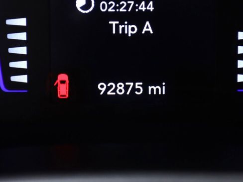 Used 2022 Chrysler Voyager LX image 14