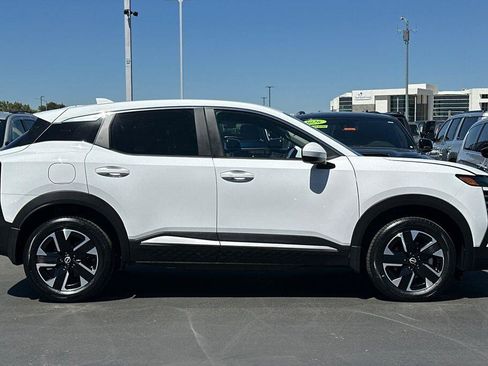 Used 2025 Nissan Kicks SV AWD/4WD image 3