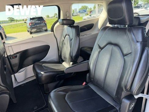 Used 2023 Chrysler Pacifica Touring-L FWD image 26