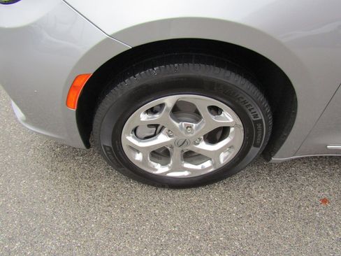 Used 2021 Chrysler Pacifica Limited w/ Uconnect Theater Family Group image 9