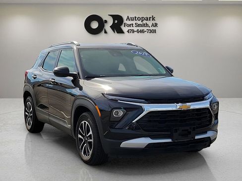 Used 2025 Chevrolet TrailBlazer LT FWD image 1