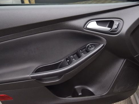 Used 2016 Ford Focus SE w/ SE Sport Package image 19