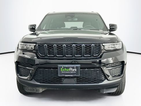 Used 2023 Jeep Grand Cherokee Altitude AWD/4WD image 2