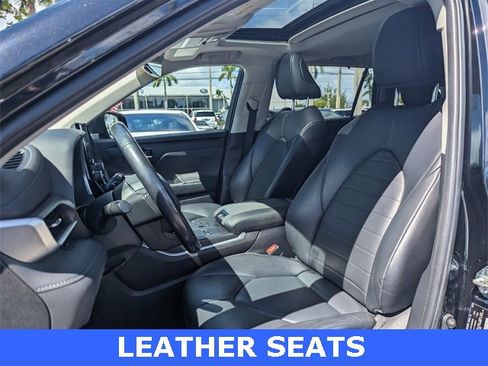 Used 2023 Toyota Highlander XLE image 4