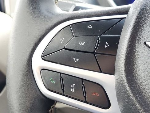 Used 2024 Chrysler Pacifica Limited FWD image 16