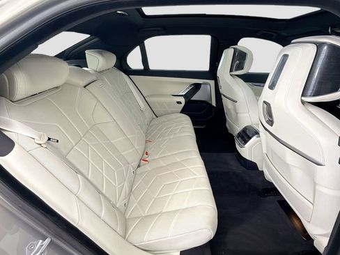 Used 2025 BMW i7 eDrive50 w/ M Sport Package RWD image 21