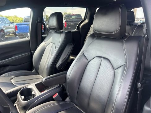 Used 2025 Chrysler Pacifica Select FWD image 14