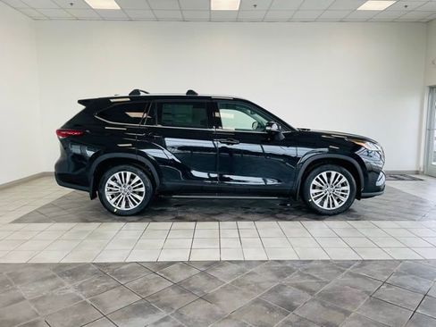 New 2026 Toyota Highlander Platinum image 5