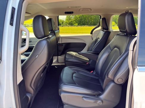 Used 2023 Chrysler Pacifica Touring-L FWD image 23