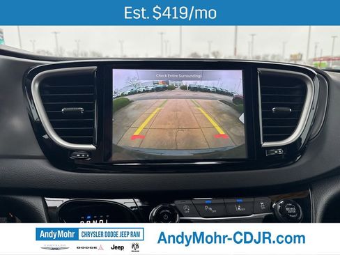 Used 2025 Chrysler Pacifica Select image 17