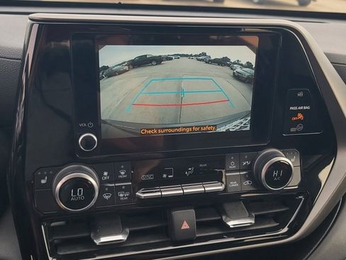 Used 2023 Toyota Highlander XLE image 30