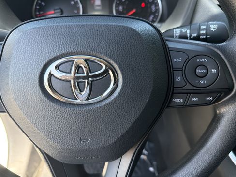 Used 2022 Toyota RAV4 XLE image 32