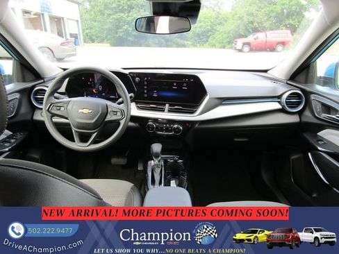 Used 2025 Chevrolet Trax LT FWD image 8