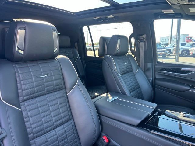 Used 2024 Cadillac Escalade ESV V w/ Heavy-Duty Trailer Package AWD/4WD image 34