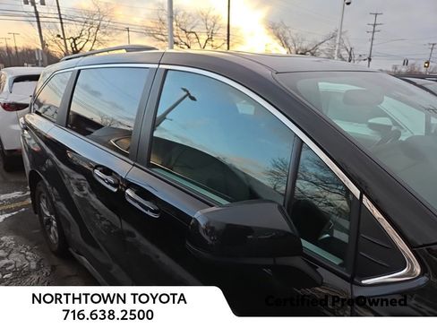 Used 2025 Toyota Sienna XLE image 3