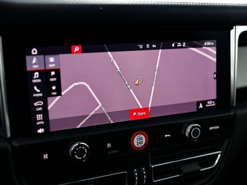 Used 2023 Porsche Macan Turbo image 41