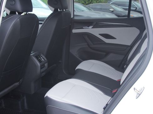 Certified 2025 Volkswagen Tiguan SE FWD image 18