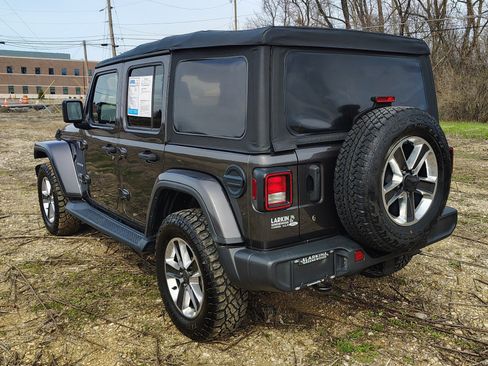 Used 2018 Jeep Wrangler Unlimited Sahara AWD/4WD image 7