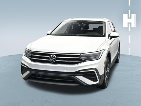 Used 2023 Volkswagen Tiguan SE w/ Panoramic Sunroof Package FWD image 3