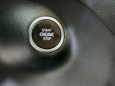 Used 2025 Volvo XC40 B5 Core image 21