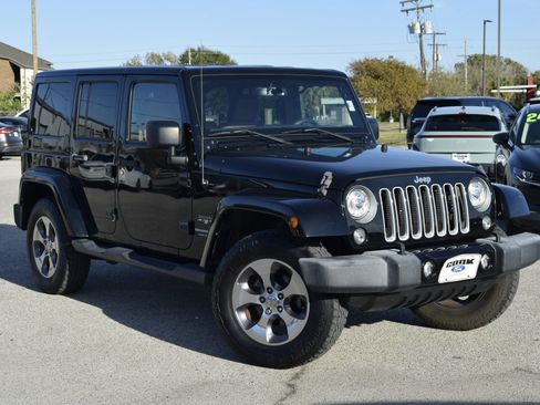 Used 2018 Jeep Wrangler Unlimited Sahara w/ Connectivity Group image 7