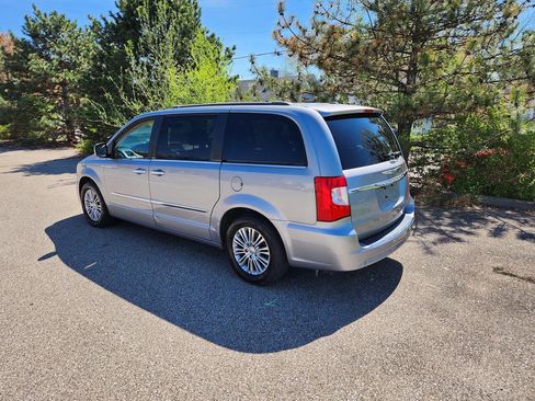 Used 2013 Chrysler Town & Country Touring-L w/ Entertainment Group #2 image 4