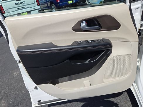 Used 2017 Chrysler Pacifica Touring FWD image 24