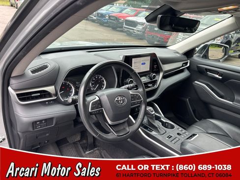 Used 2023 Toyota Highlander XLE AWD/4WD image 19