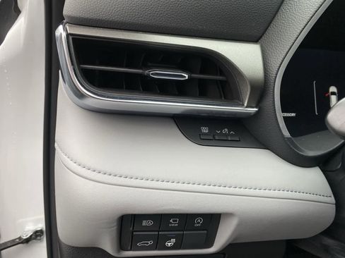 Used 2024 Toyota Highlander Limited image 30