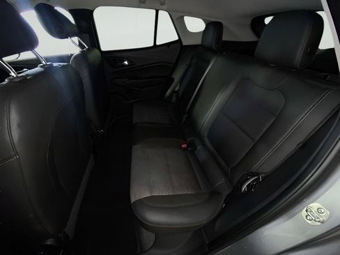 Used 2025 Chevrolet Trax LT FWD image 15