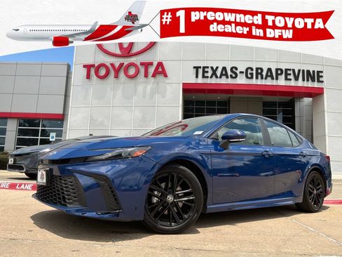 Used 2025 Toyota Camry SE FWD image 1