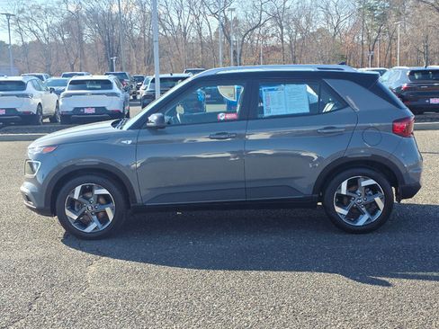 Used 2022 Hyundai Venue Limited image 12