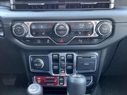 Used 2025 Jeep Wrangler Unlimited Rubicon w/ Safety Group AWD/4WD image 18