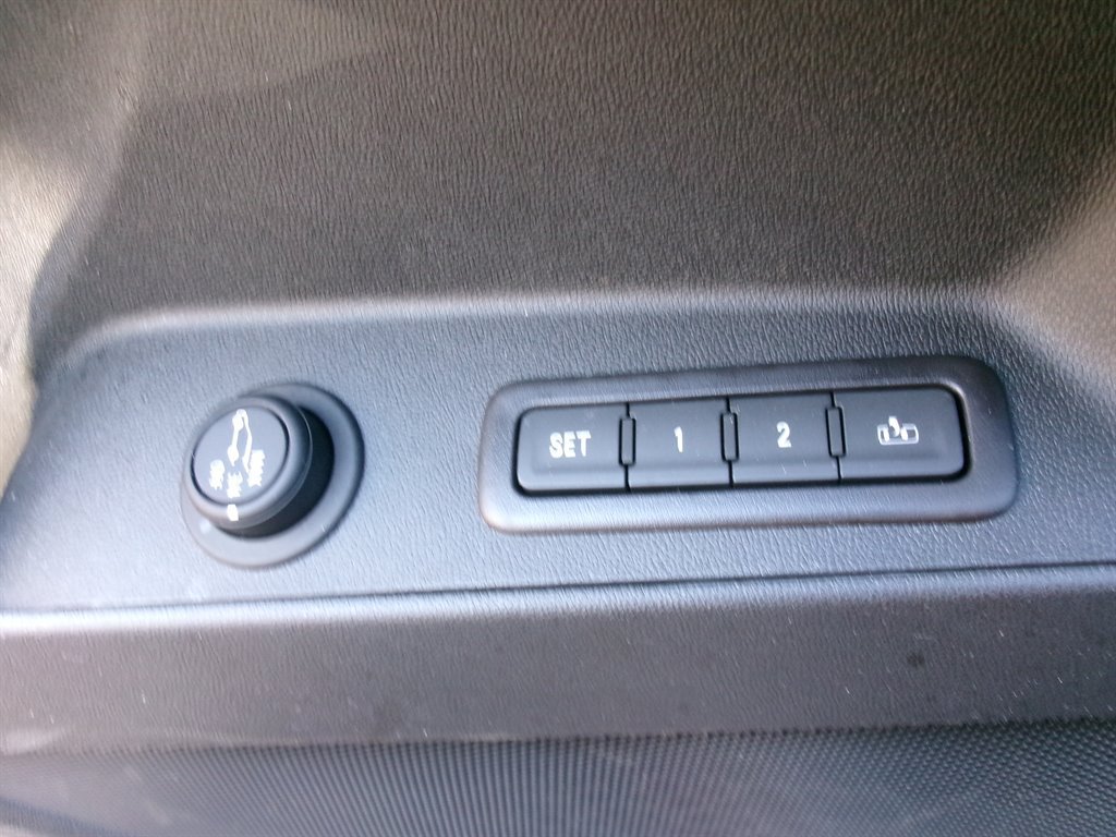 Used 2022 Chevrolet Equinox Premier FWD image 36
