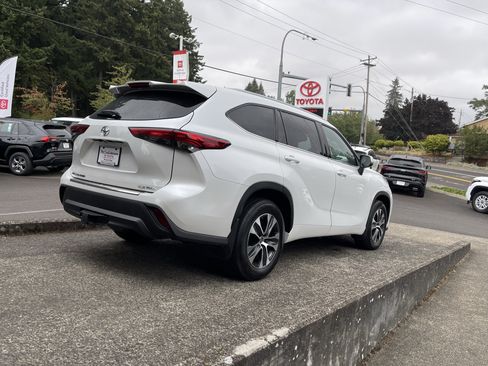 Used 2022 Toyota Highlander XLE AWD/4WD image 8