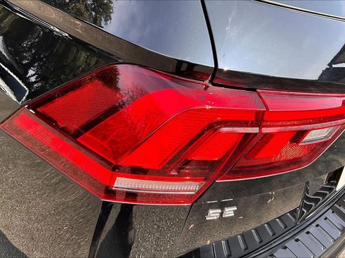 Certified 2022 Volkswagen Tiguan SE R-Line image 28