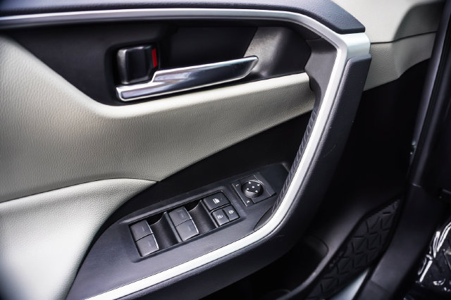 Used 2022 Toyota RAV4 XLE w/ Convenience Package FWD image 10