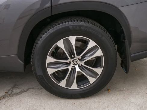 Used 2021 Toyota Highlander XLE image 6