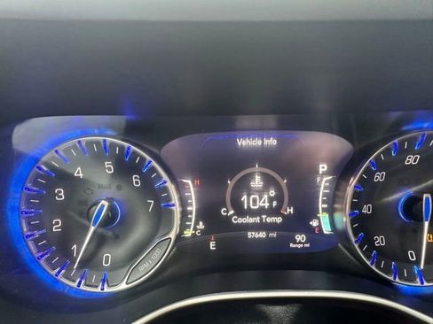 Used 2020 Chrysler Pacifica Touring-L image 10