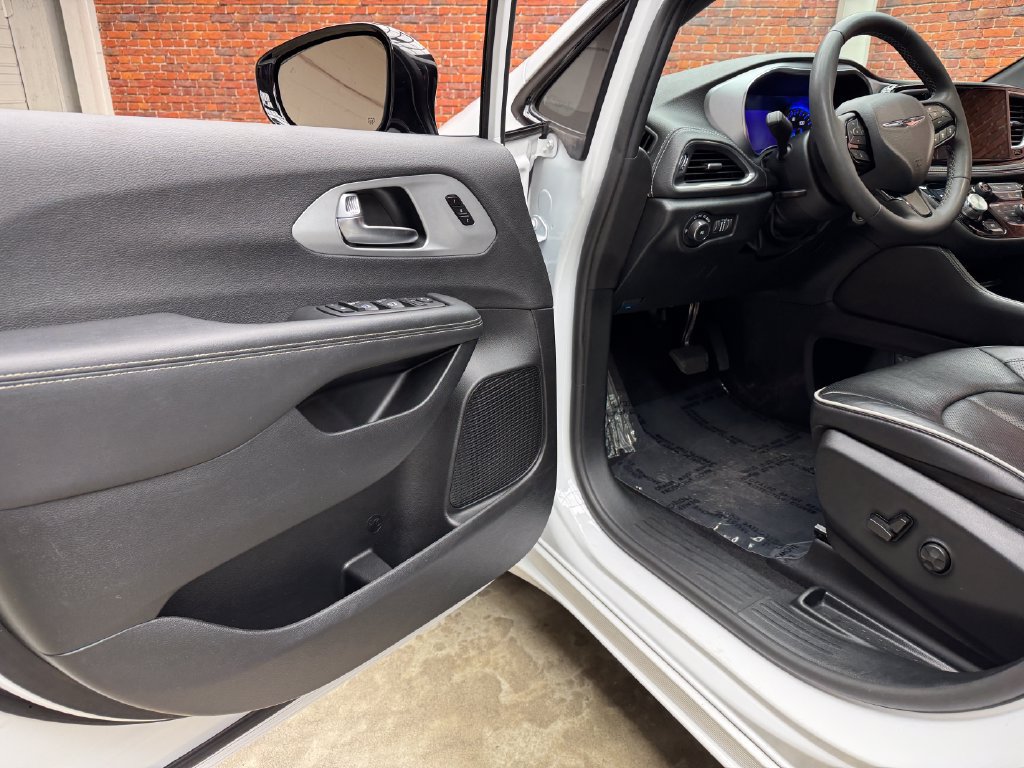 Used 2025 Chrysler Pacifica Limited FWD image 10