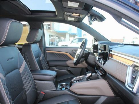 Used 2024 GMC Canyon Denali image 16