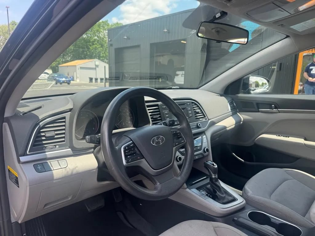 Used 2017 Hyundai Elantra SE w/ Cargo Package FWD image 5