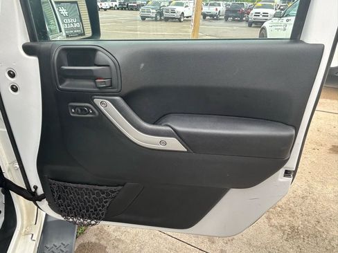 Used 2018 Jeep Wrangler Unlimited Sahara w/ Dual Top Group AWD/4WD image 16